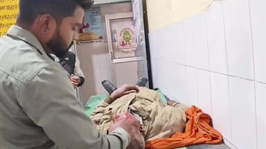 पुवायां: सड़क हादसे में युवक गंभीर रूप से घायल, किया गया जिला अस्पताल रेफर