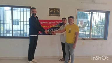 વિસાવદર: શહેરમાં અરજદારના પડી ગયેલ રોકડ રૂપિયા 15000તથા કીમતી ડોક્યુમેન્ટ સહિતનો મુદ્દામાલ અરજદારને પરતકરી પોલીસ પ્રજાનો મિત્ર છે