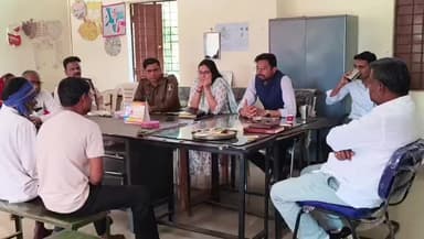 कुरूद: स्कूली छात्र-छात्राओं ने अपने हाथ की कलाई कुरेदी स्कूल प्राचार्य को डी ई ओ ने दिया कारण बताओ नोटिस