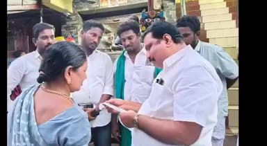 நாகப்பட்டினம்: நாகை நகரம் தாமரைக் குளம் பகுதியில் திமுக ஆட்சியில் விலைவாசி உயர்வு குறித்து அதிமுக நகர செயலாளர் தங்க கதிரவன் பொதுமக்களும் விளக்கி கூறி பிரச்சாரம்