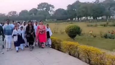 परिहार: मुख्यमंत्री परिभ्रमण योजना के तहत झपहा उर्दू मध्य विद्यालय के छात्रों ने वैशाली का शैक्षणिक भ्रमण किया