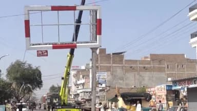 सूरतगढ़: त्रिमूर्ति मंदिर क्षेत्र में ट्रांसफार्मर के पास लगे यूनीपोल को प्रशासन ने हटवाया, मार्केट कमेटी ने खुशी का इजहार किया