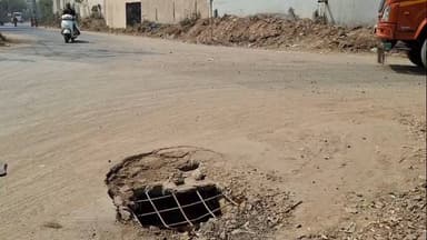 ખંભાત: રેલવે સ્ટેશનથી આકૃતિ તરફના નવા સીસી રોડ પર ગટરના ઢાંકણા તૂટ્યા, અકસ્માતનો મોટો ભય