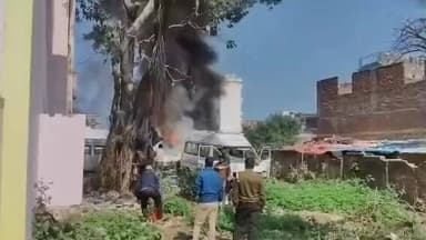 सिधौली: संदिग्ध अवस्था में सिधौली स्वास्थ्य केंद्र में खड़ी एंबुलेंस में लगी भीषण आग, मचा हड़कंप