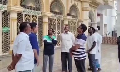 మసీదులో సందర్శించిన మున్సిపల్ కమిషనర్