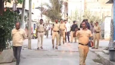 ದಾವಣಗೆರೆ: ನಗರದಲ್ಲಿ ರೌಡಿಶೀಟರ್ ಮನೆಗಳ ಮೇಲೆ ಪೊಲೀಸರ ದಾಳಿ: ನಿದ್ದೆಗಣ್ಣಲ್ಲಿದ್ದ ರೌಡಿಗಳಿಗೆ ಶಾಕ್