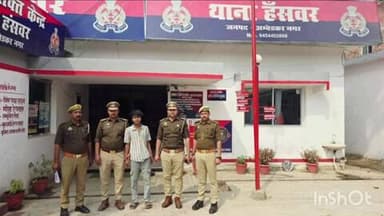 टांडा: हंसवर थाना पुलिस ने पाक्सो एक्ट के तहत अन्य गंभीर धाराओं में वांछित आरोपी को बरही मोड़ आम के बाग के पास से किया गिरफ्तार