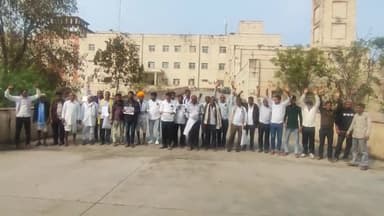 झालरापाटन: झालावाड़ जिले में तेज हवाओं और ओलावृष्टि से अफीम की फसल को हुए नुकसान पर किसानों ने मिनी सचिवालय में किया प्रदर्शन