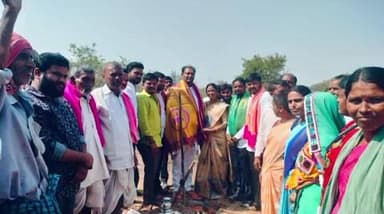 జడ్చర్ల: రాజాపూర్ మండలంలోని పొట్లపల్లి మరియు బీబీనగర్ తాండలో రూ.20 లక్షల వ్యయంతో మహిళా సమైక్య భవనలకు శంకుస్థాపన చేసిన ఎమ్మెల్యే