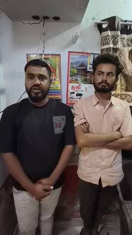 ધ્રોલ: દુકાનમાં વેપારી સાથે મારામારી કરનાર બે શખ્સો પકડાયા, પોલીસ મથકમાં માફી માંગી