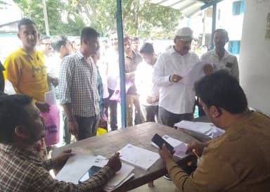 লাভপুর: লাভপুর ব্লক অফিসে আয়োজিত যুব সাথী প্রকল্পের ক্যাম্প পরিদর্শনে বিধায়ক অভিজিৎ সিংহ সহ অন্যান্যরা