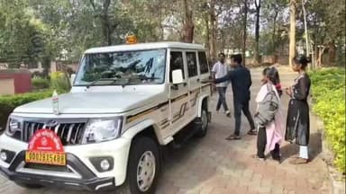 କାମାକ୍ଷାନଗର: କାମାକ୍ଷାନଗର ବସ ଷ୍ଟାଣ୍ଡରେ ବୁଲୁଥିବା ୨ପରୀକ୍ଷାର୍ଥୀଙ୍କୁ ଉପଜିଲ୍ଲାପାଳଙ୍କ ଗାଡ଼ିରେ ନେଇ ପରୀକ୍ଷା ଦେବାର ବ୍ୟବସ୍ଥା କରାଗଲା