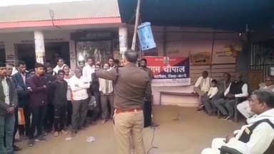 बहोरीबंद: बहोरीबंद में साइबर अपराधों के खिलाफ पुलिस की चौपाल, ग्रामीणों को किया जागरूक