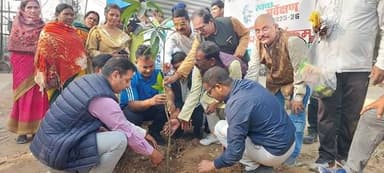 जिला पदाधिकारी श्री मिथिलेश मिश्र के नेतृत्व में पर्यावरण संरक्षण हेतु वृक्षारोपण कार्यक्रम आयोजित किया गया। अधिकारियों ...