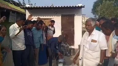 ಪಾಂಡವಪುರ: ಮಾಡರಹಳ್ಳಿ ಗ್ರಾಮದಲ್ಲಿ ರಸ್ತೆಗೆ ಹಾಲು ಸುರಿದು ಹಾಲು ಉತ್ಪಾದಕರು ಪ್ರತಿಭಟನೆ