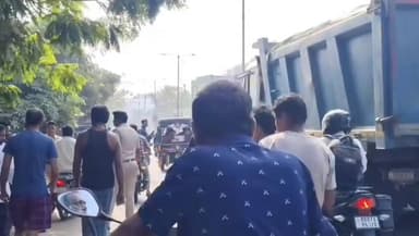 ହିଞ୍ଜିଳି: ହିଞ୍ଜିଳି ମୁଖ୍ୟ ରାସ୍ତା ସିନେମା ହଲ ଛକରେ ବାଲି ବୋଝେଇ ହାଇୱା ଧକ୍କାରେ ଜଣେ ଗୁରୁତର