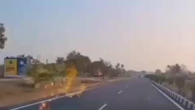 பெருந்துறை: திருவாச்சி பகுதியில் தேசிய நெடுஞ்சாலையில் இருசக்கர வாகனத்தின் மீது மோதிய கார் சிசிடிவி காட்சி தற்போது வெளியாகி பரபரப்பு ஏற்படுத்தியது