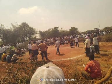 కనిగిరి: పెద చెర్లోపల్లి మండలంలోని మురుగమ్మి గ్రామంలో అడవి పేరంటాలమ్మ తల్లి తిరునాళ్ల సందర్భంగా జోరుగా కోడిపందాల నిర్వహణ