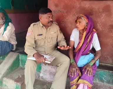 ಅಳ್ನಾವರ: ಅಳ್ನಾವರ ಪಟ್ಟಣದಲ್ಲಿ ಒಂಟಿಯಾಗಿ ವಾಸಿಸುವ ಹಿರಿಯ ನಾಗರಿಕರ ಮನೆಗಳಿಗೆ ಪೊಲೀಸರು ಭೇಟಿ