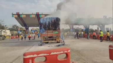 নবগ্রাম: নবগ্রাম এলাকার শিবপুর টোল প্লাজা সংলগ্ন এলাকায় একটি লরিতে হঠাৎ অগ্নিকাণ্ডের ঘটনায় ব্যাপক চাঞ্চল্য ছড়ায়।