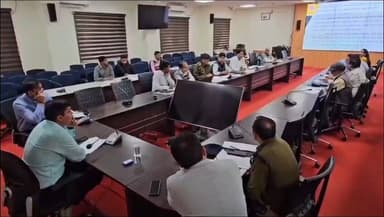 उज्जैन: कोठी महल के पास प्रशासनिक संकुल में जिला सड़क सुरक्षा समिति की बैठक आयोजित
