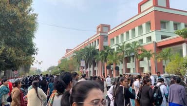 भोपाल पीपुल्स कैंपस... बम की धमकियां, पूरा कैंपस खाली कराया गया #CMMadhyaPradesh #BreakingNews #bhopalnews