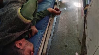 पुवायां: अज्ञात वाहन की टक्कर से दो मजदूर घायल, पुवायां सीएचसी में इलाज चल रहा है