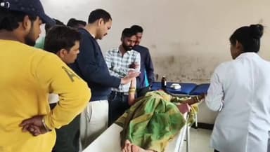 मऊरानीपुर: मऊरानीपुर में गुरसराय मार्ग पर बरौरी के पास तेज रफ्तार कार अनियंत्रित होकर पलटी, पति-पत्नी घायल