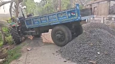 শান্তিপুর: শান্তিপুরের ২৪ নং ওয়ার্ডে পাথর বোঝাই ট্রাক্টর উল্টে গিয়ে বিপত্তি, হতাহতের কোনো খবর নেই