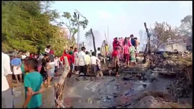 महमूदाबाद: उमरी गणेशपुर के तुलापुरवा में भीषण आग, कई घर हुए राख, दो महिलाओं के हाथ झुलसे