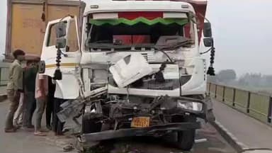 डलमऊ: डलमऊ पुल के पास एक ट्रक ने दूसरे ट्रक में मारी जोरदार टक्कर, ट्रक हुआ क्षतिग्रस्त