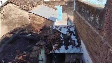 चंदला: बछौन में बुजुर्ग के घर में आग, ₹30 हजार का सामान जला; पीड़ित ने चंदला थाने में न्याय की गुहार लगाई