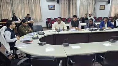 झांसी: झांसी में ओवरलोडिंग रोकने के लिए अब सीसीटीवी से ग्रामीण सड़कों की निगरानी होगी, सीडीओ ने दिए निर्देश