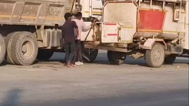 बरकट्ठा: बरकट्ठा NH-2 पर खुलेआम डीजल भराई, बिना नंबर की गाड़ियां, सुरक्षा नियमों की उड़ रही धज्जियां
