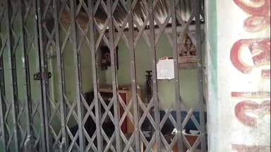 আউশগ্রাম ১: গুসকরায় গহনার দোকানে চুরির অভিযোগ, রূপোর গহনা ও নগদ টাকা নিয়ে চম্পট দিল দুষ্কৃতীরা।