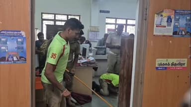 திருநெல்வேலி: நெல்லை மாவட்ட ஆட்சியர் அலுவலக வளாகத்தில் வருவாய்த்துறை அலுவலகத்திற்குள் புகுந்த பாம்பு. பரபரப்பு.