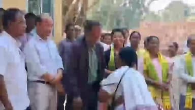 বইটামাৰী: বাজিতপাৰাত ক্ষুদ্ৰ প্ৰাথমিক স্বাস্থ্য কেন্দ্ৰত শৌচালয় নিৰ্মাণৰ আধাৰশিলা স্থাপন কৰে বঙাইগাঁও জিলা পৰিষদৰ সভানেত্ৰী