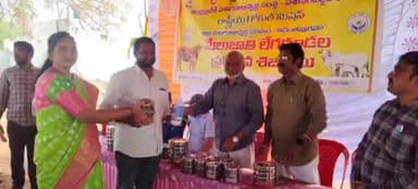 శింగనమల: నీలా రెడ్డి పల్లి గ్రామంలో జిల్లా పశుసంవర్ధక శాఖ అధికారి ప్రేమ చందు లేగ దూడల ప్రదర్శన కార్యక్రమాన్ని నిర్వహించారు