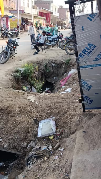 Hathwant mustafabad road ke kinare 3 saal se Nala adhoora pada hai pradhan kary nahi kara raha hai