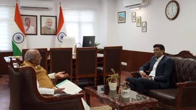 इटवा: सांसद जगदंबिका पाल ने नई दिल्ली में दूरसंचार एवं डाक विभाग के राज्य मंत्री से मुलाकात कर जिले की समस्याओं पर की चर्चा