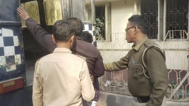 দিনহাটা ১: বাংলাদেশী এক নাগরিককে আশ্রয় দেওয়ার অভিযোগে করলা এলাকার এক ব্যক্তির পুলিশি হেফাজত জানালেন আইনজীবী মৃঙ্গাঙ্ক সেন গুপ্ত