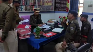 सिंघवारा: सिमरी थाना में लंबित मामलों की समीक्षा, एसएसपी ने वारंट निष्पादन और अपराध नियंत्रण के दिए निर्देश