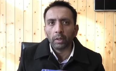 कुमारसैन: नगर निगम के जॉइंट कमिश्नर भूवन ने स्ट्रीट वेंडर्स को विनियमित करने के लिए 355 विक्रेताओं को प्रमाण पत्र वितरित किए