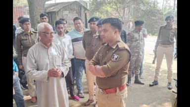 गुठनी: धनौंती बाजार में हुई चोरी की घटना के घटनास्थल का पुलिस अधीक्षक ने किया निरीक्षण