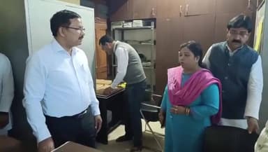 कौंच: DM ने कोंच नगरपालिका व ब्लॉक कार्यालय का किया निरीक्षण, हाउस टैक्स वसूली व निर्माण कार्यों में लापरवाही पर जताई नाराजगी