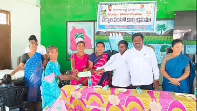 గోవిందరావుపేట: కన్నాయిగూడెంలో చెక్కులు పంపిణీ చేసిన మార్కెట్
కమిటీ ఛైర్మన్ రేగ కళ్యాణి