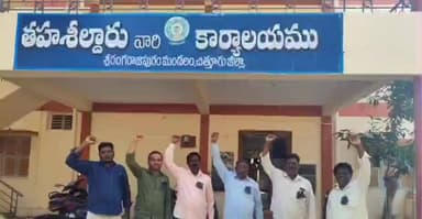 గంగాధర నెల్లూరు: పని ఒత్తడి పై నల్ల బ్యాడ్జీలు ధరించి నిరసన తెలిపిన విఆర్వోలు.