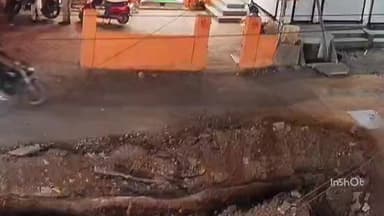 महू के पत्ती बाजार में पाइप लाइन के लिए खोदी सड़क, हादसे का शिकार हो रहे लोग