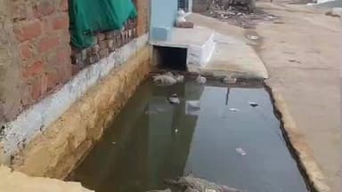 बक्स्वाहा: बकस्वाहा: वार्ड 3 और 4 में गंदगी का अंबार, टूटी सड़कें बनीं दुर्घटनाओं का कारण