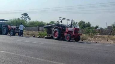 पचपदरा: बालोतरा असाड़ा क्षेत्रबी एम कॉलेज के पास तेज रफ्तार अनियंत्रित ट्रैक्टर पलटा, पत्थरों से भरा था